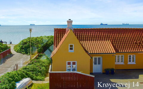 Ingwald - 50M from the Sea: Boligområde, Tag, Forstad, Indkørsel, Estate, Skorsten