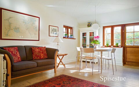 Ingwald - 50M from the Sea: Boligområde, Tag, Forstad, Indkørsel, Estate, Skorsten