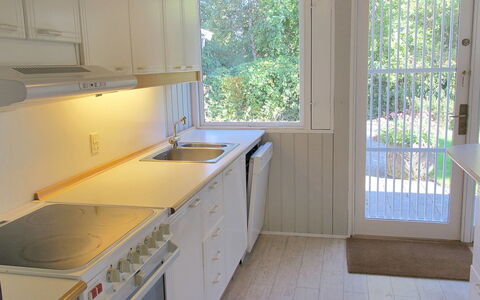 Claudette - 1Km from the Sea: Køkken, Gulvbelægning, Træ, Indretning, Countertop, Større Bandage, Etage, Køkken Apparat, Køkkenvask, Loft