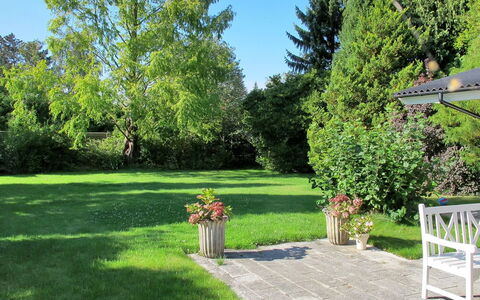 Claudette - 1Km from the Sea: Græs, Have, Busk, Møbel, Lawn, Land Lot, Skygge, Udendørs Møbler