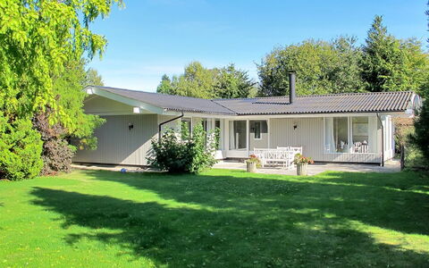 Claudette - 1Km from the Sea: Bygning, Græs, Hus, Boligområde, Hjem, Tag, Busk, Sommerhus, Lawn, Land Lot