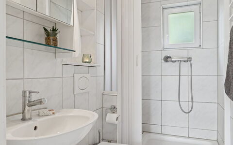 Merit - 800M from the Sea: Badeværelse, Indretning, Sanitærarmatur, Væg, Gulvbelægning, Badeværelsesvask, Etage, Håndvask, Toilet, Tap