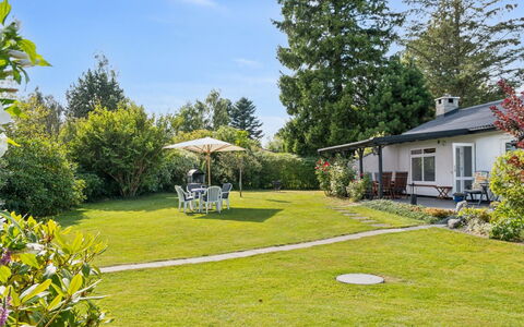 Merit - 800M from the Sea: Græs, Busk, Hus, Have, Sommerhus, Land Lot, Lawn, Hjem, Bunddække