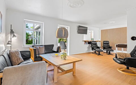 Thorward - 1.5Km from the Sea: Møbel, Indretning, Gulvbelægning, Etage, Couch, Træ, Loft, Stue, Værelse, Stol