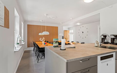 Thorward - 1.5Km from the Sea: Møbel, Indretning, Køkken, Countertop, Gulvbelægning, Væg, Cabinetry, Etage, Træ, Loft
