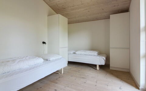 Elicia - 950M from the Sea: Gulvbelægning, Væg, Etage, Træ, Loft, Indretning, Soveværelse, Trægulve, Seng, Værelse
