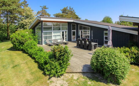 Elicia - 950M from the Sea: Hjem, Bunddække, Dør, Estate, Sommerhus, Veranda, Have, Skygge, Lawn, Gård