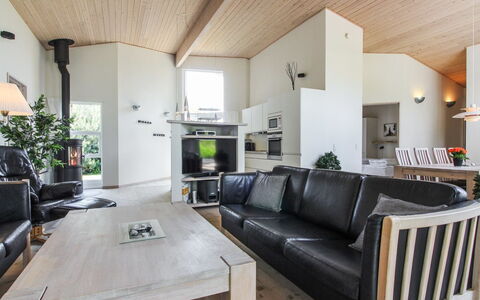 Elicia - 950M from the Sea: Indretning, Møbel, Træ, Gulvbelægning, Couch, Loft, Etage, Stue, Hjem, Værelse
