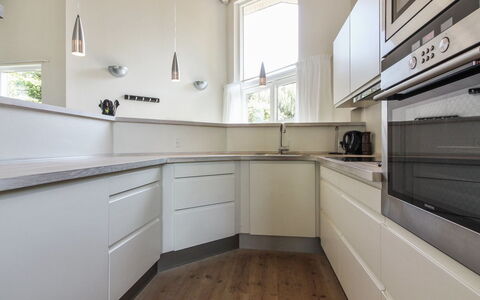 Elicia - 950M from the Sea: Gulvbelægning, Indretning, Køkken, Countertop, Cabinetry, Etage, Træ, Loft, Køkken Apparat, Møbel