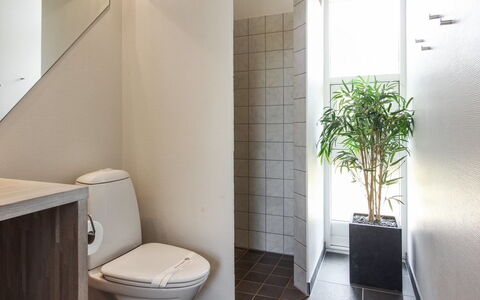 Elicia - 950M from the Sea: Gulvbelægning, Væg, Etage, Toiletbræt, Toilet, Sanitærarmatur, Indretning, Badeværelse, Flise, Kompositmateriale