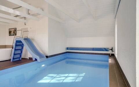 Taralyn - 1.3Km from the Sea: Gulvbelægning, Etage, Indretning, Loft, Svømmepøl, Design, Hårdttræ, Trappe, Dagslys, Bejdse