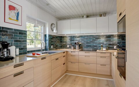 Taralyn - 1.3Km from the Sea: Countertop, Cabinetry, Køkken, Gulvbelægning, Indretning, Etage, Træ, Møbel, Køkken Apparat, Skuffe
