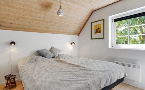 Taralyn - 1.3Km from the Sea: Soveværelse, Træ, Indretning, Loft, Seng, Gulvbelægning, Etage, Sengetøj, Sengetøj, Belysning
