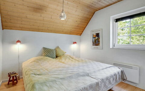 Taralyn - 1.3Km from the Sea: Indretning, Seng, Soveværelse, Væg, Træ, Gulvbelægning, Loft, Etage, Møbel, Sengetøj
