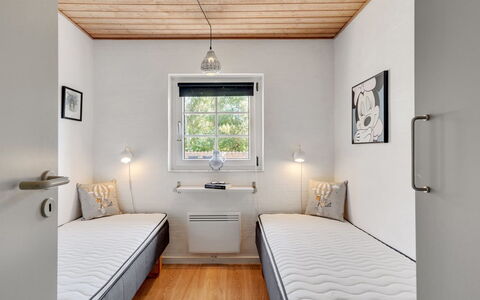 Taralyn - 1.3Km from the Sea: Træ, Indretning, Etage, Soveværelse, Gulvbelægning, Seng, Loft, Møbel, Værelse, Bed Frame
