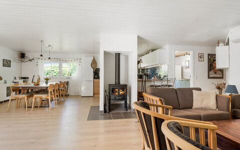 Taralyn - 1.3Km from the Sea: Møbel, Indretning, Lejlighed, Etage, Gulvbelægning, Bord, Stol, Stue, Værelse, Hjem