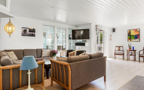 Taralyn - 1.3Km from the Sea: Møbel, Indretning, Lejlighed, Etage, Gulvbelægning, Bord, Stol, Stue, Værelse, Hjem