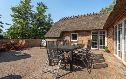 Taralyn - 1.3Km from the Sea: Boligområde, Hjem, Estate, Skygge, Beton, Indkørsel, Landscaping, Villa, Hegn, Veranda