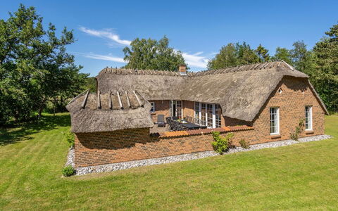 Taralyn - 1.3Km from the Sea: Boligområde, Hjem, Estate, Skygge, Beton, Indkørsel, Landscaping, Villa, Hegn, Veranda