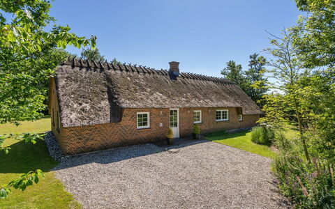 Taralyn - 1.3Km from the Sea: Boligområde, Hjem, Estate, Skygge, Beton, Indkørsel, Landscaping, Villa, Hegn, Veranda