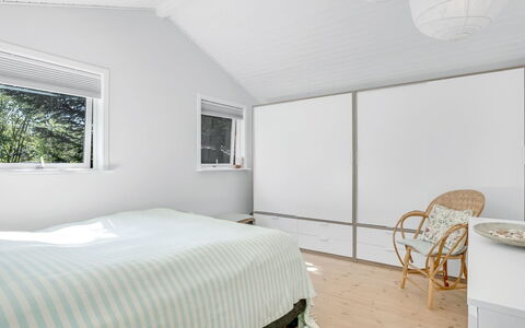 Erke - 370M from the Sea: Indretning, Møbel, Soveværelse, Gulvbelægning, Loft, Seng, Etage, Belysning, Sengetøj, Værelse