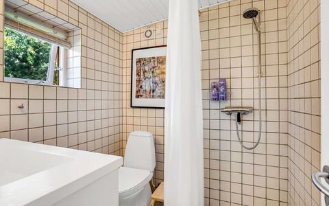 Erke - 370M from the Sea: Væg, Gulvbelægning, Badeværelse, Sanitærarmatur, Etage, Indretning, Toilet, Vvs, Loft, Flise