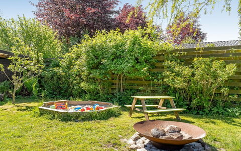 Erke - 370M from the Sea: Have, Busk, Lawn, Backyard, Bunddække, Forår, Gård, Skygge, Landscaping, Udendørs Møbler