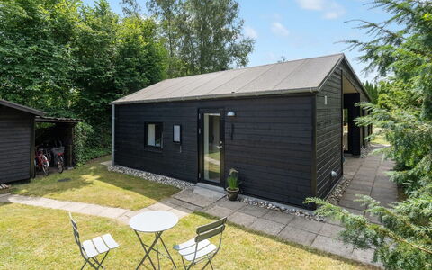 Edin - 400M from the Sea: Sommerhus, Have, Sidespor, Garden Bygninger, Skygge, Gård, Backyard, Lawn, Stuehus, Landscaping