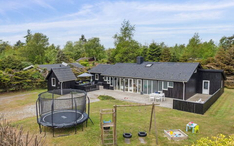 Hallveig - 1.1Km from the Sea: Tag, Hjem, Dør, Sommerhus, Skygge, Sidespor, Gård, Estate, Backyard