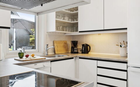 Hallveig - 1.1Km from the Sea: Køkken Apparat, Køkken, Countertop, Cabinetry, Indretning, Møbel, Større Bandage, Husholdningsapparat, Træ, Lysarmatur