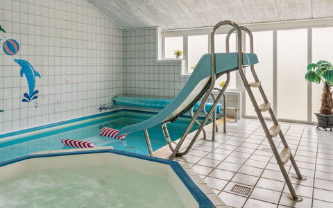 Hallveig - 1.1Km from the Sea: Loft, Svømmepøl, Udvej, Stol, Design, Hotel, Flise, Stueplante, Fritidscenter, Aluminium