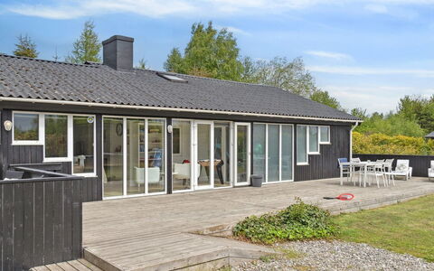 Hallveig - 1.1Km from the Sea: Træ, Hus, Hjem, Tag, Dør, Skygge, Sommerhus, Veranda, Estate, Gård
