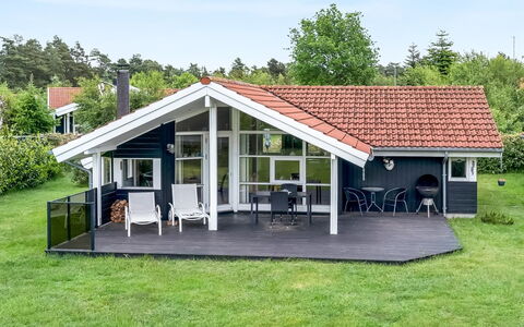 Brynhild - 400M from the Sea: Græs, Hus, Tag, Hjem, Sommerhus, Busk, Land Lot, Landdistrikt, Stuehus, Bunddække