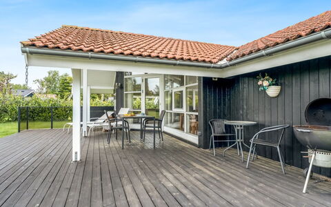 Brynhild - 400M from the Sea: Græs, Hus, Tag, Hjem, Sommerhus, Busk, Land Lot, Landdistrikt, Stuehus, Bunddække