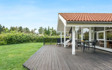 Brynhild - 400M from the Sea: Græs, Hus, Tag, Hjem, Sommerhus, Busk, Land Lot, Landdistrikt, Stuehus, Bunddække