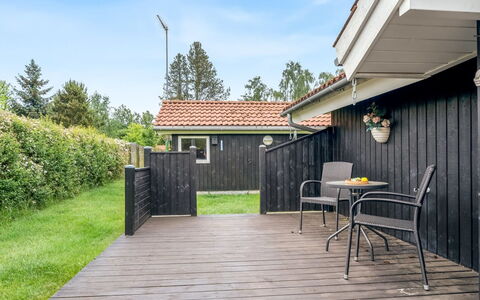 Brynhild - 400M from the Sea: Græs, Hus, Tag, Hjem, Sommerhus, Busk, Land Lot, Landdistrikt, Stuehus, Bunddække