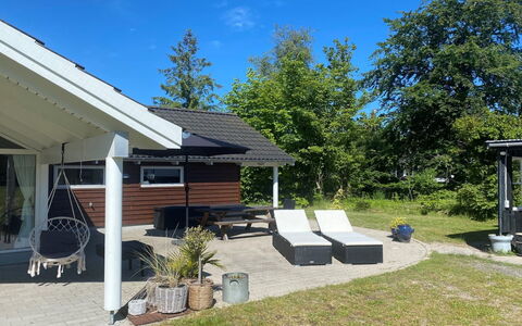 Hegge - 300M from the Sea: Hus, Hjem, Dør, Tag, Sommerhus, Estate, Have, Skygge, Sidespor, Gård