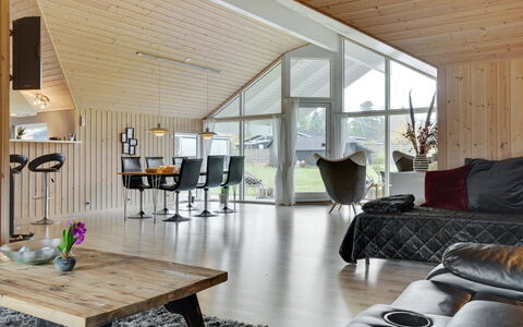 Hegge - 300M from the Sea: Træ, Loft, Indretning, Møbel, Lysarmatur, Stue, Hjem, Couch, Stol, Køkken & Spisebord