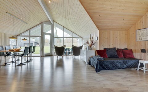 Hegge - 300M from the Sea: Træ, Loft, Indretning, Trægulve, Gulvbelægning, Møbel, Hjem, Stue, Hårdttræ, Køkken & Spisebord