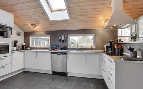 Hegge - 300M from the Sea: Køkken, Countertop, Loft, Træ, Gulvbelægning, Større Bandage, Indretning, Køkken Apparat, Lysarmatur, Husholdningsapparat
