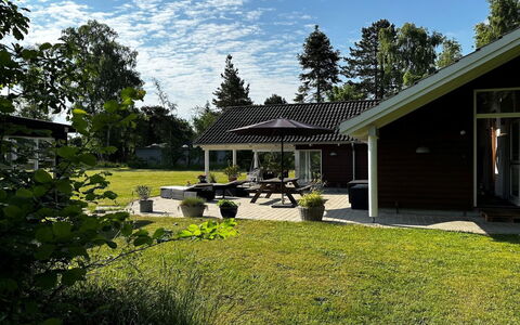 Hegge - 300M from the Sea: Græs, Hus, Tag, Hjem, Boligområde, Sommerhus, Lawn, Have, Backyard, Sidespor