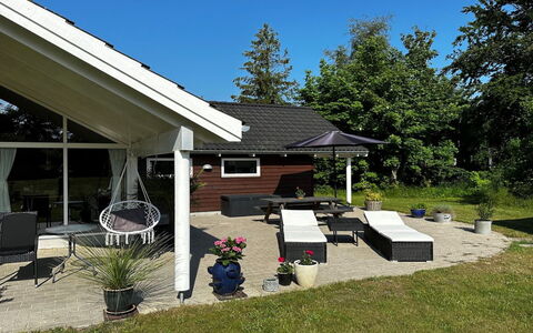 Hegge - 300M from the Sea: Tag, Hus, Hjem, Sommerhus, Skygge, Lawn, Gård, Have, Sidespor, Estate