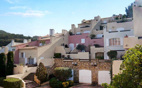 Saint Cyr sur Mer la Madrague 240: Himmel, Sky, Plante, Bygning, Vindue, Hus, Urban Design, Træ, Facade
