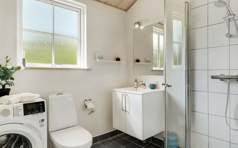 Finwith - 1.5Km from the Sea: Sanitærarmatur, Gulvbelægning, Indretning, Badeværelse, Etage, Håndvask, Tap, Toilet, Vvs, Toiletbræt