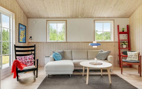 Finwith - 1.5Km from the Sea: Møbel, Indretning, Stol, Gulvbelægning, Bord, Udvej, Etage, Loft, Værelse, Eco Hotel