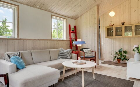 Finwith - 1.5Km from the Sea: Møbel, Indretning, Stol, Gulvbelægning, Bord, Udvej, Etage, Loft, Værelse, Eco Hotel