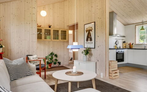 Finwith - 1.5Km from the Sea: Møbel, Indretning, Stol, Gulvbelægning, Bord, Udvej, Etage, Loft, Værelse, Eco Hotel