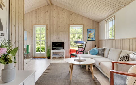 Finwith - 1.5Km from the Sea: Møbel, Indretning, Stol, Gulvbelægning, Bord, Udvej, Etage, Loft, Værelse, Eco Hotel