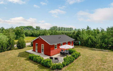 Finwith - 1.5Km from the Sea: Møbel, Indretning, Stol, Gulvbelægning, Bord, Udvej, Etage, Loft, Værelse, Eco Hotel