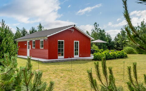 Finwith - 1.5Km from the Sea: Møbel, Indretning, Stol, Gulvbelægning, Bord, Udvej, Etage, Loft, Værelse, Eco Hotel